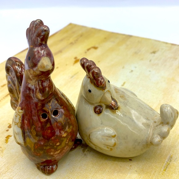 Pottery Rooster And Hen Salt & Pepper Shakers With Stoppers - Picture 8 of 8